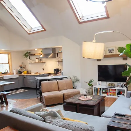 Cheerful 3-Bedroom Cabin With Mountain View